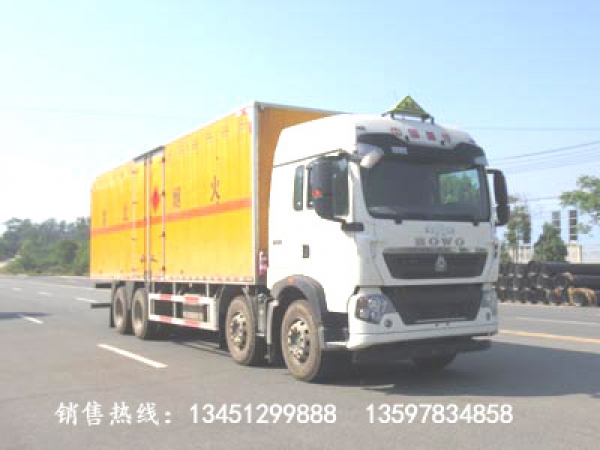 重汽前四后八易燃液體廂式運(yùn)輸車(chē)(國(guó)六)